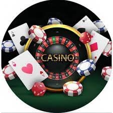 Ilustrasi pengguna menggunakan perangkat mobile untuk memainkan game casino online